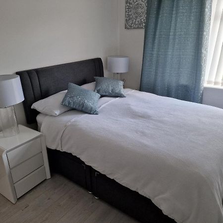 L & J Escapes- 4 Bedrooms Suitable For Contractors And Families- Large Private Parking-10 Minutes To M6 Junction 9 Coseley Exterior foto