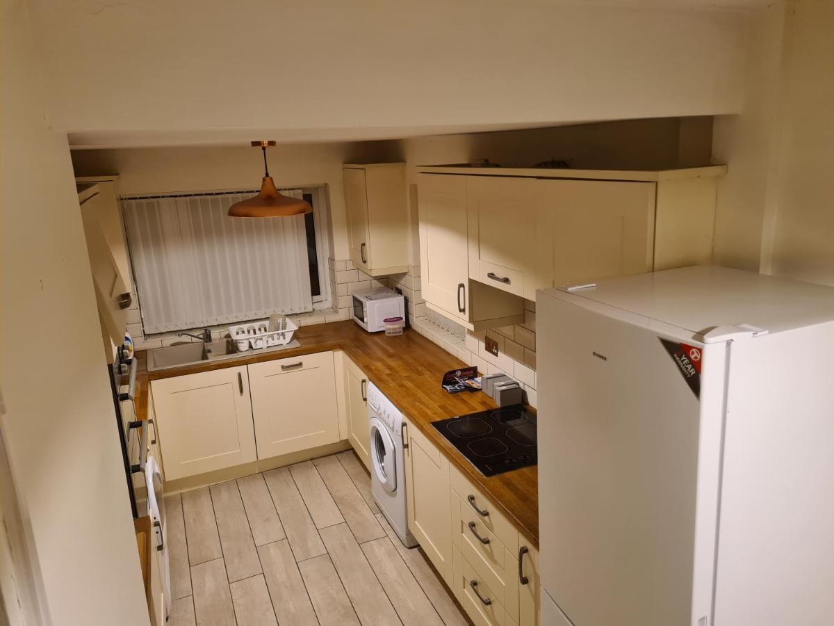 L & J Escapes- 4 Bedrooms Suitable For Contractors And Families- Large Private Parking-10 Minutes To M6 Junction 9 Coseley Exterior foto
